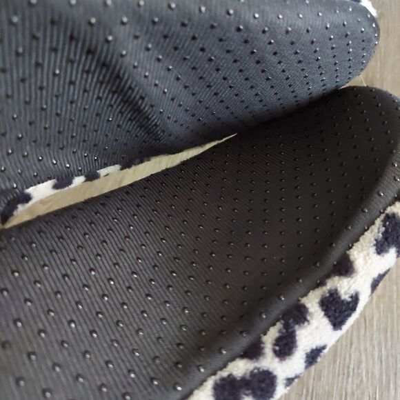 NWT Isaac Mizrahi Women's Black Gray Faux Sherpa Leopard Slipper Medium - Picture 3 of 4
